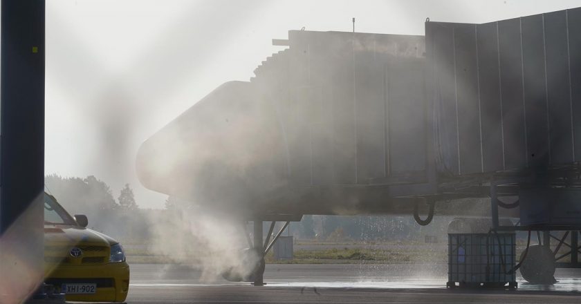 Savu aiheutti matkustajien evakuoinnin lentokoneesta Oulun lentoasemalla